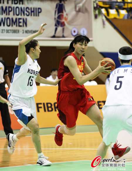 中国女篮75-51韩国夺亚洲杯铜牌，李月汝16+11内线碾压
