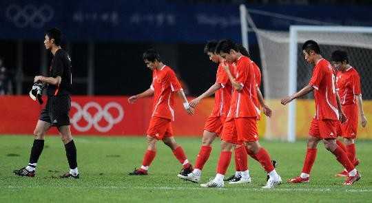 国足0-8惨败巴西：创纪录溃败背后的战术崩塌与精神迷失